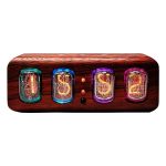 Relógio Nixie com quatro tubos de vidro iluminados em cores diferentes, montado numa base de madeira escura, exibindo horas em estilo vintage.