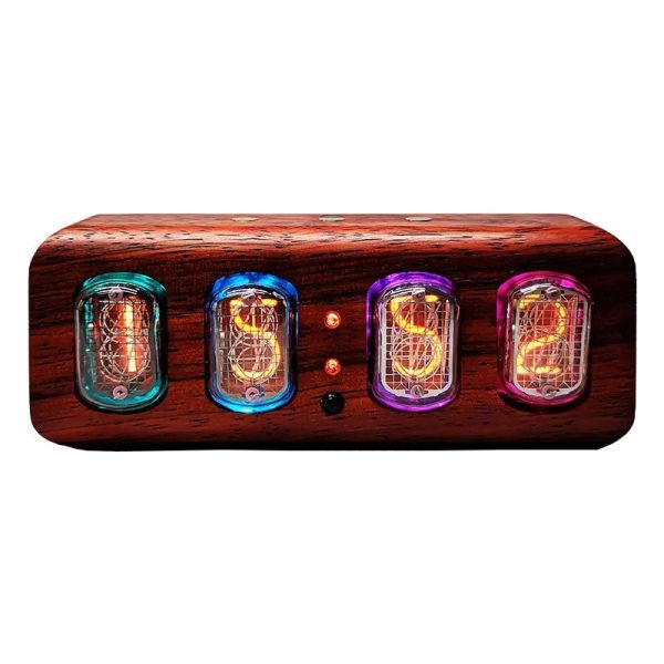 Relógio Nixie com quatro tubos de vidro iluminados em cores diferentes, montado numa base de madeira escura, exibindo horas em estilo vintage.