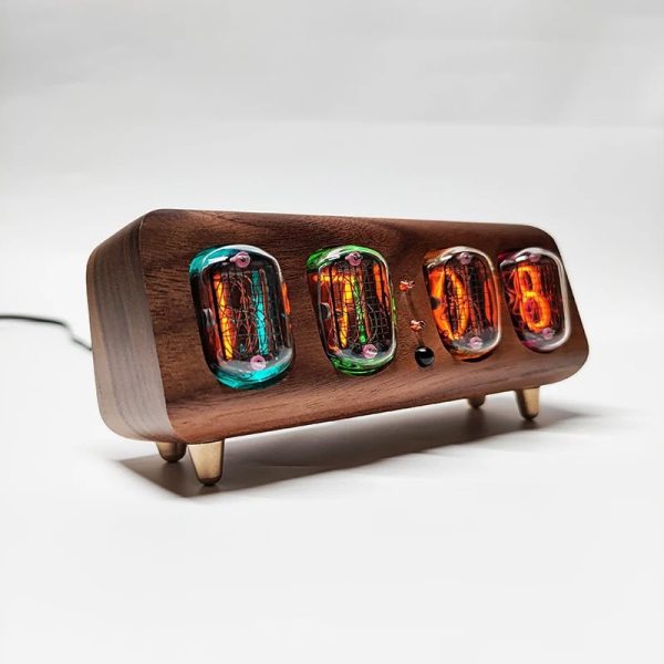Relógio Nixie com caixa de madeira escura, quatro tubos de vidro com números laranja e verde, design vintage e elegante.
