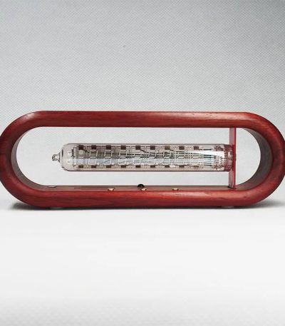 Relógio Nixie com caixa de madeira vermelha, mostrador de tubo de néon e detalhes de suporte.