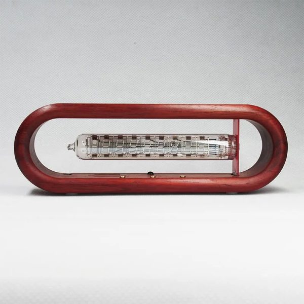 Relógio Nixie com caixa de madeira vermelha, mostrador de tubo de néon e detalhes de suporte.
