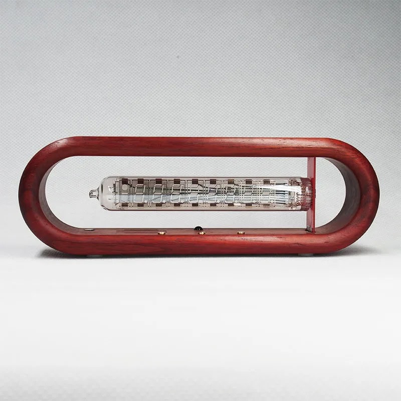 Relógio Nixie com caixa de madeira vermelha, mostrador de tubo de néon e detalhes de suporte.