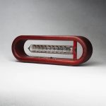 Relógio Nixie com caixa de madeira vermelha, visor de tubo de néon e detalhes em metal, exibindo números digitais.