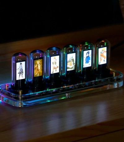 Relógio Nixie com tubos de vidro iluminados em várias cores, exibindo diferentes imagens digitais, colocado numa base de acrílico transparente.
