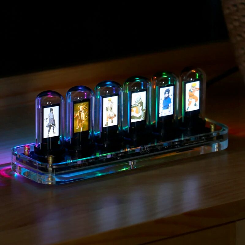 Relógio Nixie com tubos de vidro iluminados em várias cores, exibindo diferentes imagens digitais, colocado numa base de acrílico transparente.