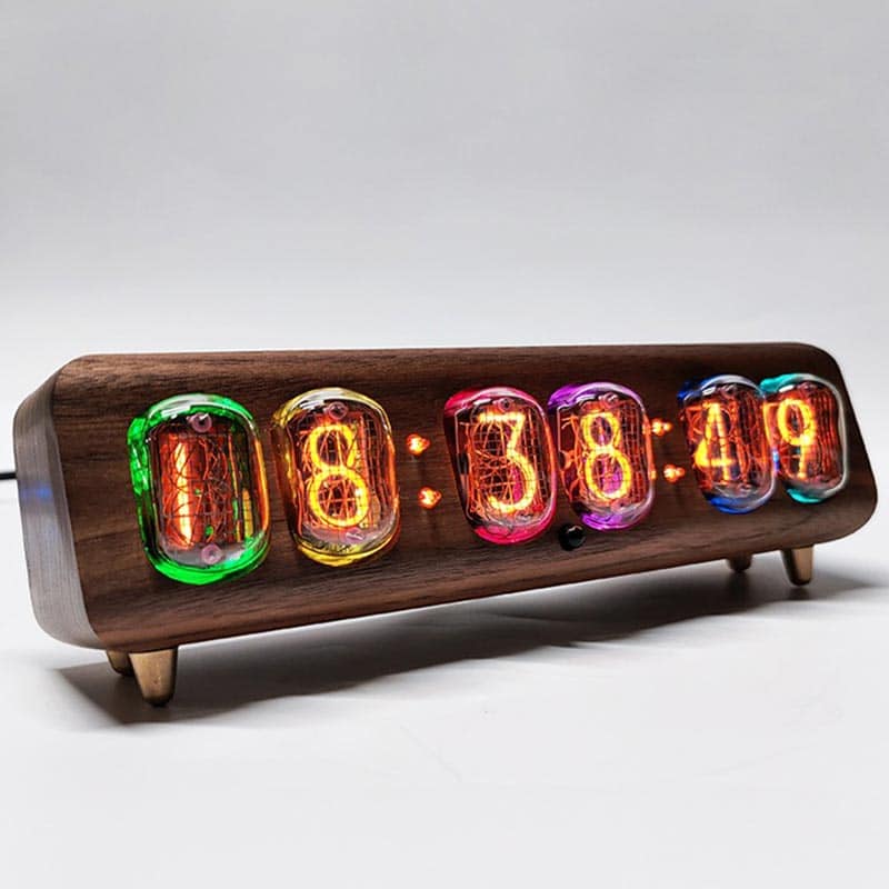 Relógio Nixie vintage com tubos de vidro coloridos exibindo a hora, apoiado numa base de madeira escura com pés de suporte.