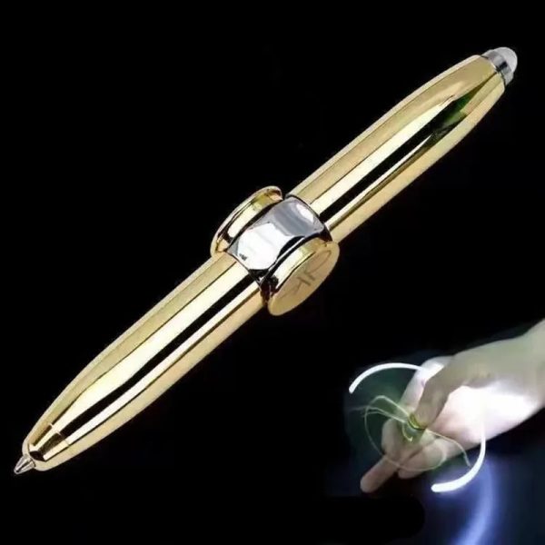Caneta de LED dourada com detalhes prateados, mostrada numa superfície preta, com uma mão a usar a luz LED na ponta.