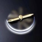 Spinner de mão com corpo dourado, luz LED azul brilhante, em movimento circular, sobre fundo escuro.