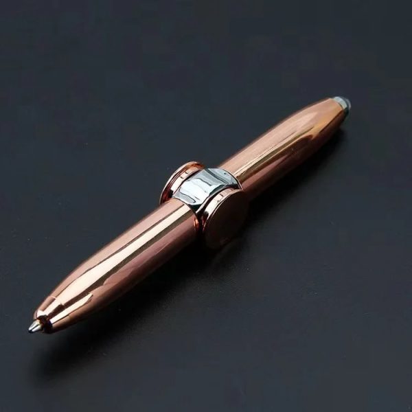 Caneta de metal com corpo dourado rosé, detalhes cromados, com botão para ativar LED na extremidade, sobre fundo preto.