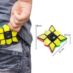 Cubo de Rubik em forma de estrela com peças amarelas, pretas e verdes, medindo 98mm de altura e 70mm de largura, colocado ao lado de uma mão segurando na roupa.