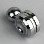 Imã de rolamento metálico com esfera de aço e anel magnético, usado em experimentos de física e demonstrações científicas.