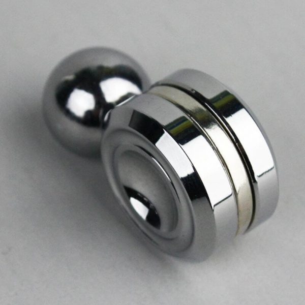 Imã de rolamento metálico com esfera de aço e anel magnético, usado em experimentos de física e demonstrações científicas.