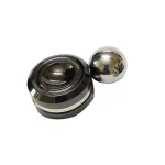 Esfera metálica brilhante ao lado de um spinner de mão com acabamento metálico escuro e detalhes em prata, usado para entretenimento e demonstrações científicas.