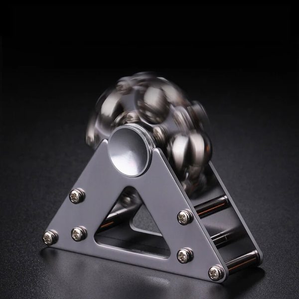 Spinner de mão com bolas metálicas em movimento, destaque para estrutura triangular de metal e bolas de aço brilhantes.