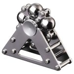 Spinner de mão com esferas de metal brilhantes e estrutura triangular de aço, usado para relaxamento ou foco.