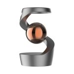 Spinner cinético com esfera de vidro transparente e estrutura metálica curva, mostrando o movimento de rotação e o efeito visual.