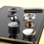 Giroscópio suspenso com esfera de vidro e estrutura metálica, colocado sobre um tablet preto, com etiqueta "Desktop suspended gyroscope".