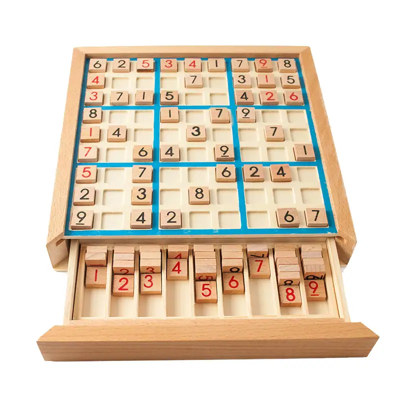 Jogo de Sudoku em madeira com peças numeradas de 1 a 9, incluindo espaço para preencher os números e peças de apoio na parte inferior.