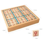 Jogo de Sudoku em madeira com peças numeradas de 1 a 9, incluindo uma peça destacada com o número 9, e tabuleiro com linhas azuis.