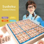 Menino com óculos e gravata borboleta joga Sudoku de madeira, com peças numeradas e caixa de armazenamento.