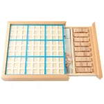 Tabuleiro de Sudoku em madeira com espaço para peças e fichas de cores variadas, ideal para jogos educativos e de raciocínio.