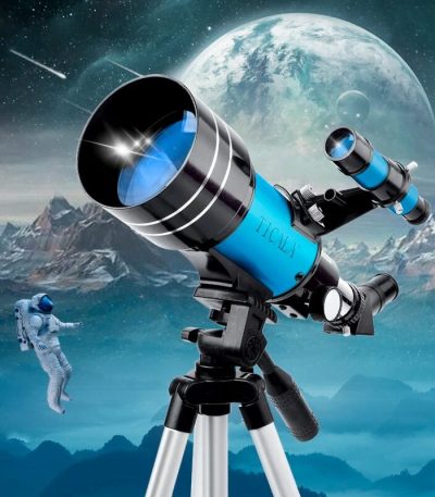 Telescópio azul com tripé em cenário espacial com planeta e astronauta ao fundo.