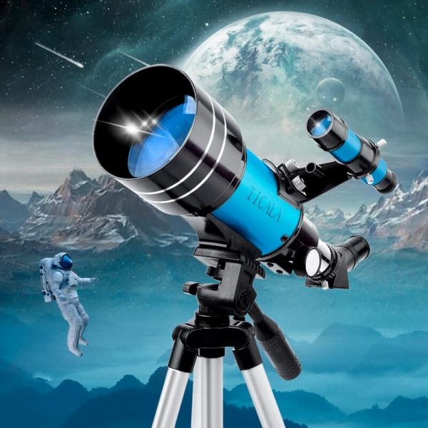 Telescópio azul com tripé em cenário espacial com planeta e astronauta ao fundo.