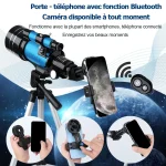Telescópio azul com suporte para smartphone, câmera Bluetooth e acessórios, usado para observação astronómica.