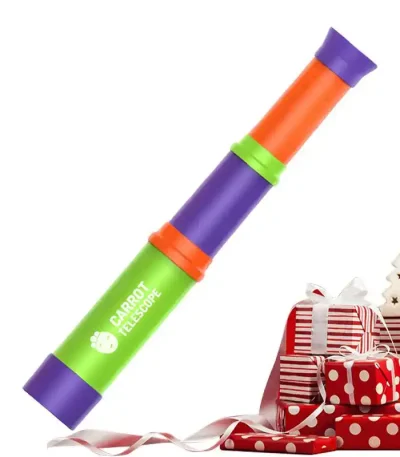 Telescópio de brinquedo com tubo laranja, verde e roxo, junto a presentes de Natal decorados com fitas vermelhas e brancas.