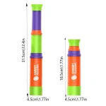 Telescópio monocular para crianças com corpo colorido em verde, roxo e laranja, mostrado em duas posições diferentes para comparação de tamanho.