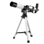 Telescópio branco e preto com lente grande, montado num tripé de alumínio, usado para observação astronómica.