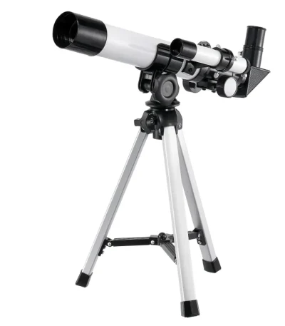 Telescópio branco e preto com lente grande, montado num tripé de alumínio, usado para observação astronómica.