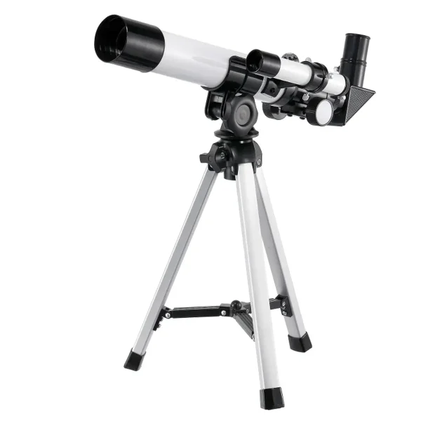Telescópio branco e preto com lente grande, montado num tripé de alumínio, usado para observação astronómica.