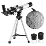 Telescópio com tripé, duas lentes adicionais e uma imagem da superfície lunar ampliada.