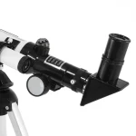 Telescópio com lente de alta ampliação, suporte ajustável e corpo preto, ideal para observação astronómica.