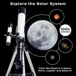 Telescópio com três oculares e suporte, focado na Lua, com imagens de Marte, Júpiter e Saturno ao redor, destacando a observação astronómica.
