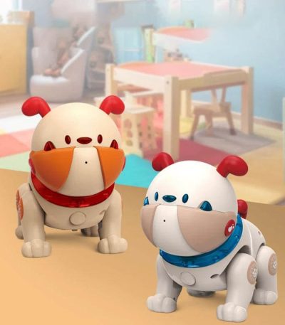 Dois robôs de brinquedo com corpo de cão, um com cores vermelhas e o outro azuis, com antenas e rostos amigáveis, em ambiente de sala de brincar.