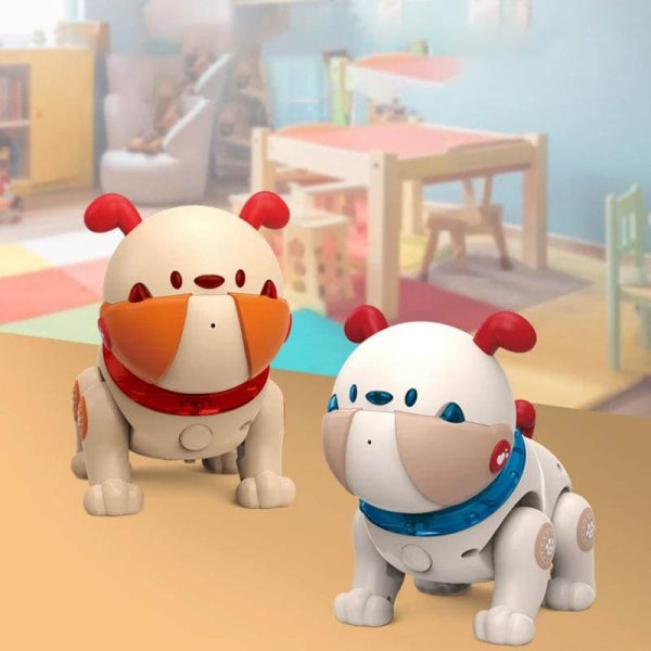 Dois robôs de brinquedo com corpo de cão, um com cores vermelhas e o outro azuis, com antenas e rostos amigáveis, em ambiente de sala de brincar.