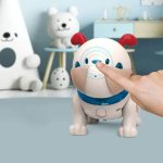 Robô infantil com corpo redondo, olhos azuis, antenas vermelhas e sensor de toque na testa, interagindo com uma criança.