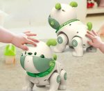 Robô de brinquedo com corpo de cão, detalhes em verde, com crianças a tocar e explorar, em ambiente interior.