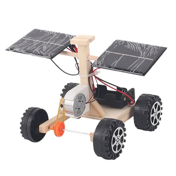 Mini carro solar com painéis solares, motor elétrico e estrutura de madeira, equipado com quatro rodas grandes e componentes eletrônicos visíveis.