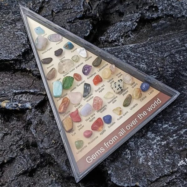 Expositor com várias pedras minerais de diferentes cores e tamanhos, cada uma identificada com nome.