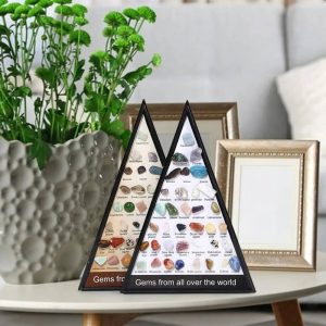 Duas molduras em forma de triângulo com várias pedras e minerais de diferentes cores e tamanhos, acompanhadas por uma planta verde e molduras vazias ao fundo.