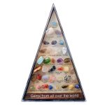 Vários minerais e pedras preciosas em uma exibição triangular, incluindo ametista, quartzo, jade, e obsidiana, com nomes visíveis ao lado de cada uma.