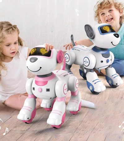 Crianças brincando com dois robôs cães de cores diferentes, um rosa e outro azul, com expressões amigáveis e olhos digitais, em ambiente interior.