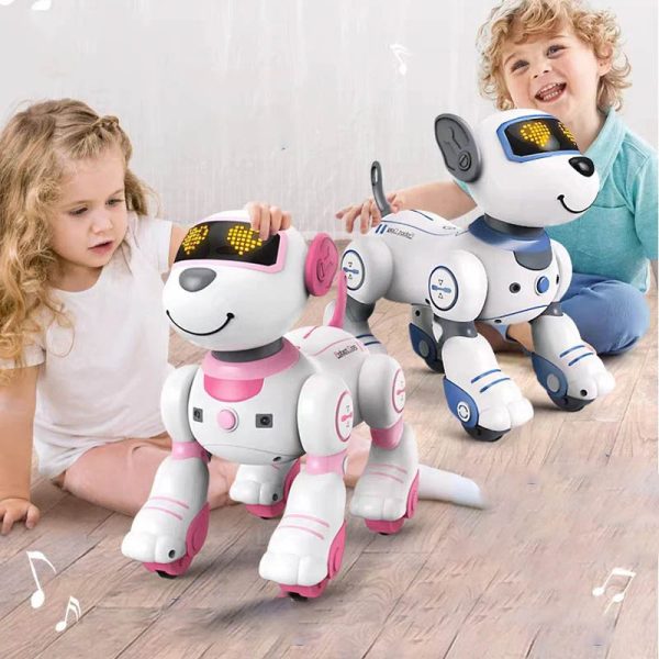 Crianças brincando com dois robôs cães de cores diferentes, um rosa e outro azul, com expressões amigáveis e olhos digitais, em ambiente interior.
