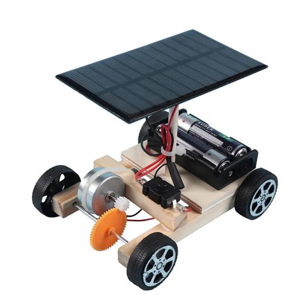 Mini carro com painel solar, motor, rodas e componentes eletrónicos, usado para projetos educativos de energia solar.