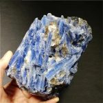 Cianite azul em bruto com cristais alongados e textura granular, vista de perto, destacando a cor vibrante e a estrutura mineral.