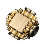 Cubo spinner de mão com engrenagens metálicas douradas e rotação suave, visto de ângulo superior com detalhes de engrenagem e eixo central.