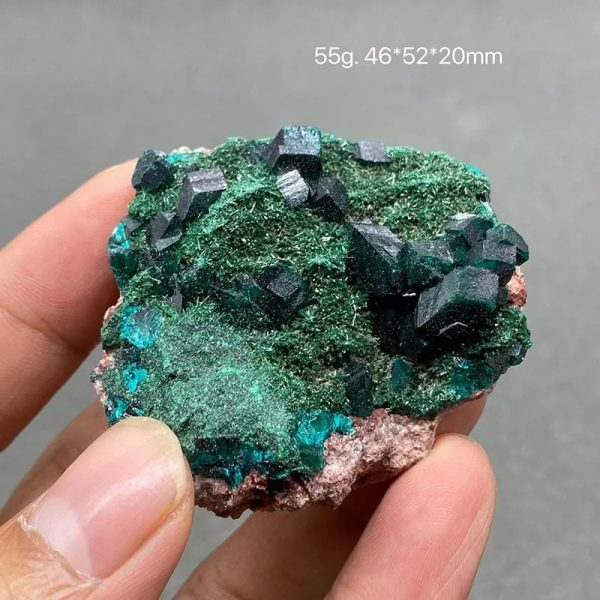 Cristal de Dioptase com cristais negros e verdes, detalhes de textura e escala, visto de perto.